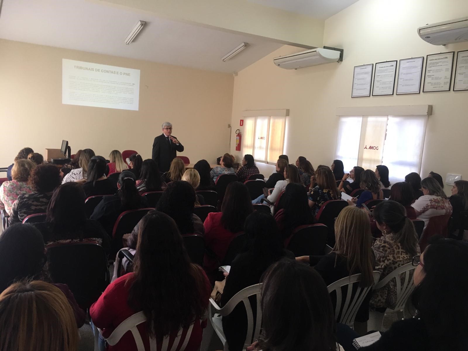 O assessor da Diretoria-Geral Paulo Vicente Guimarães durante apresentação do Programa Na Ponta do Lápis aos secretários municipais de educação e outros profissionais da área. 